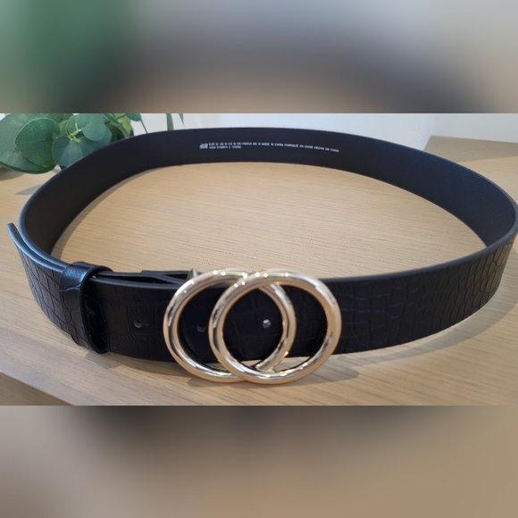 H&M NWOT Black Belt with Gold Hardware Size M - Picture 4 of 8